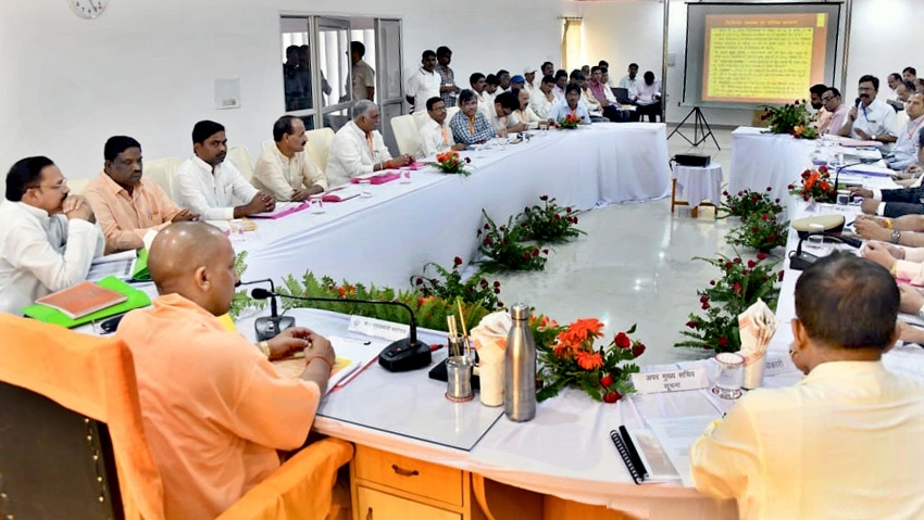 UPCM ने बलरामपुर के विकास कार्यों और कानून व्यवस्था की समीक्षा बैठक की
