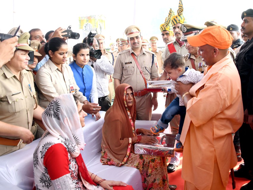 UPCM शहीद के माता-पिता से मिलते हुए