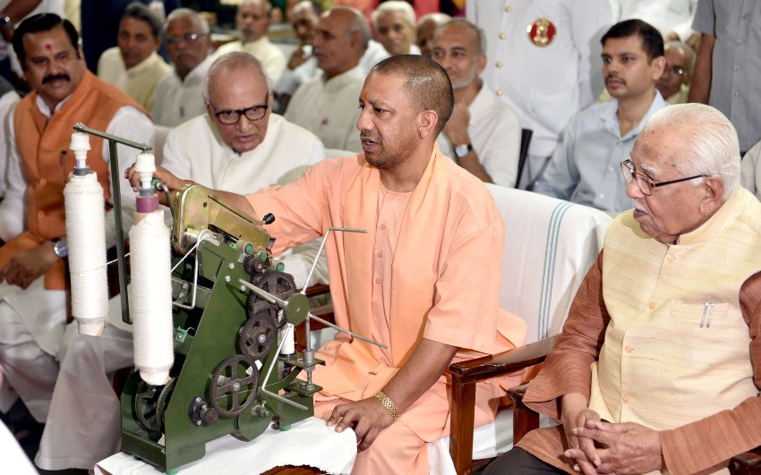 राज्यपाल व UPCM ने चरखा चलाते हुए
