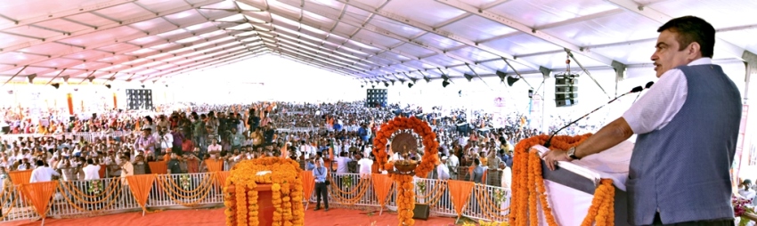 केन्द्रीय सड़क परिवहन मंत्री नितिन गडकरी सिद्धार्थनगर में कार्यक्रम को सम्बोधित करते हुए