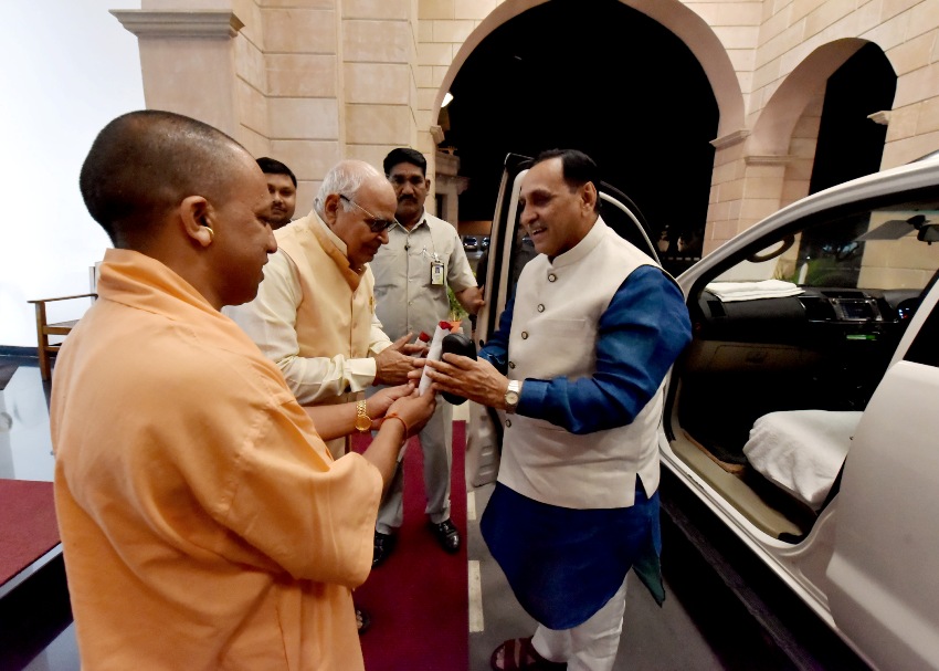 UPCM गुजरात के मुख्यमंत्री विजय रूपाणी स्वागत करते हुए