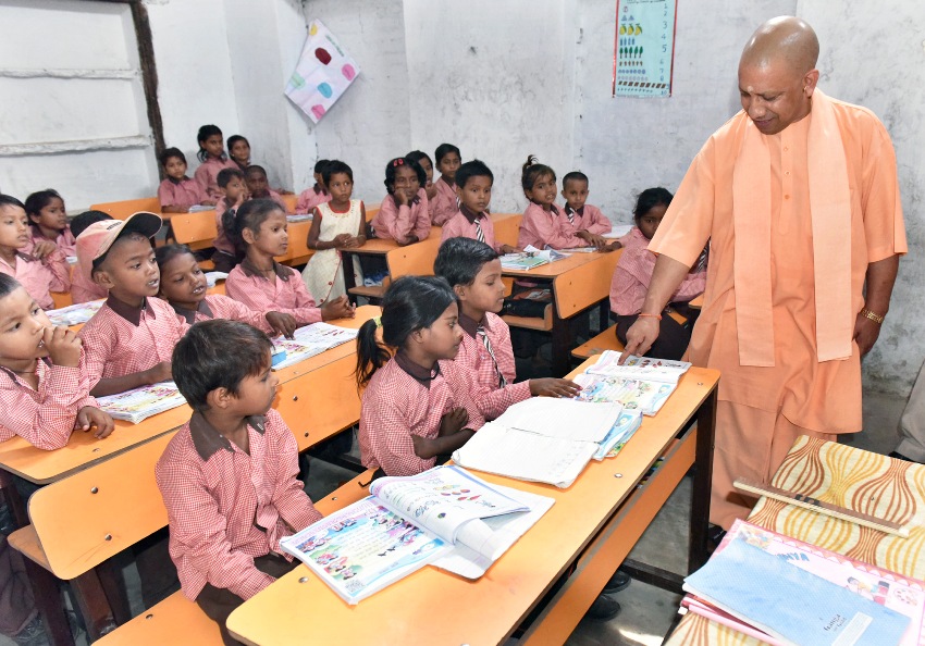 UPCM प्राथमिक विद्यालयों का आकस्मिक निरीक्षण करते हुए