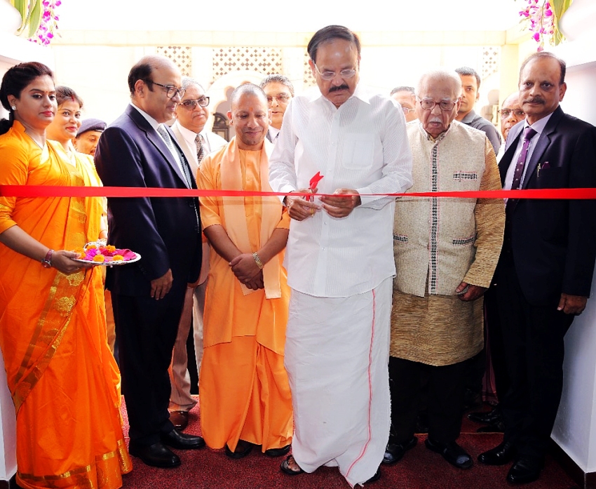 UPCM NEWS, उप-राष्ट्रपति इलाहाबाद उच्च न्यायालय परिसर में नवनिर्मिंत एनेक्सी भवन का फीता काटकर लोकार्पण करते हुए