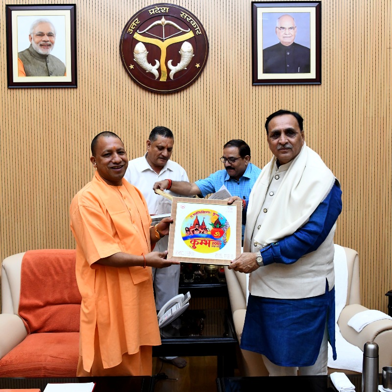 UPCM गुजरात के मुख्यमंत्री विजय रूपाणी को कुम्भ का लोगो भेंट करते हुए