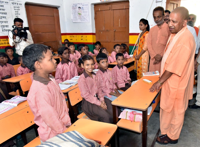 UPCM प्राथमिक विद्यालयों के आकस्मिक निरीक्षण के दौरान बच्चों से बातचीत करते हुए