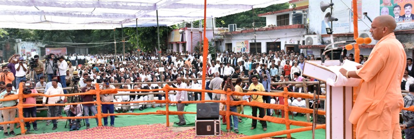 UPCM गोरखपुर में सिविल कोर्ट बार एसोसिएशन की नई कार्यकारिणी के शपथ ग्रहण समारोह को सम्बोधित करते हुए