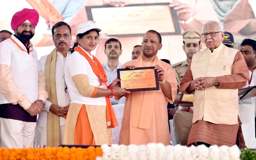 UPCM स्वच्छ भारत मिशन (ग्रामीण एवं नगरीय) के तहत अनुकरणीय योगदान करने वाले व्यक्तियों एवं स्वच्छ वातावरण प्रोत्साहन समितियों को सम्मानित करते हुए