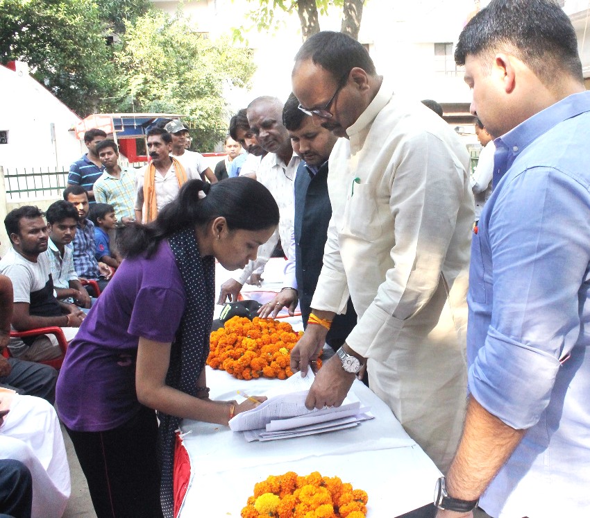 मंत्री ब्रजेश पाठक लखनऊ मध्य विधान सभा में किदवई नगर वार्ड गोमती नगर के बूथ संख्या-330 के बूथ चलों अभियान कार्य्रकम में