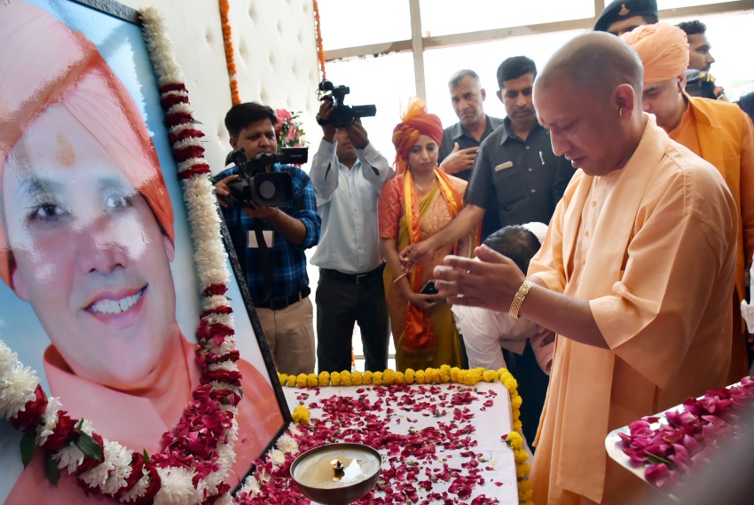 UPCM महंत चाँदनाथ के चित्र पर पुष्पांजलि अर्पित कर श्रद्धांजलि देते हुए