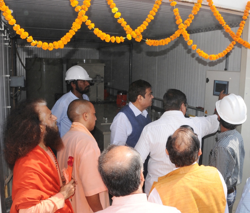 UPCM और केन्द्रीय जल संसाधन मंत्री गोमती नदी के तट पर 'सीवेज शोधन संयन्त्र' का निरीक्षण करते हुए