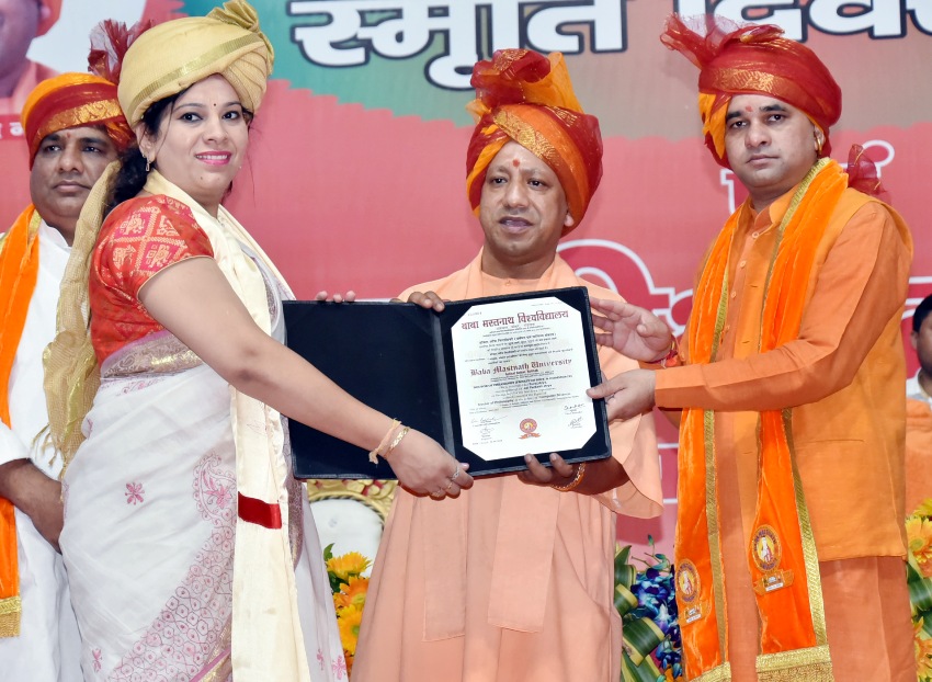 UPCM दीक्षान्त समारोह में उपाधि प्राप्त करने वाले छात्र-छात्राओं को बधाई देते हुये