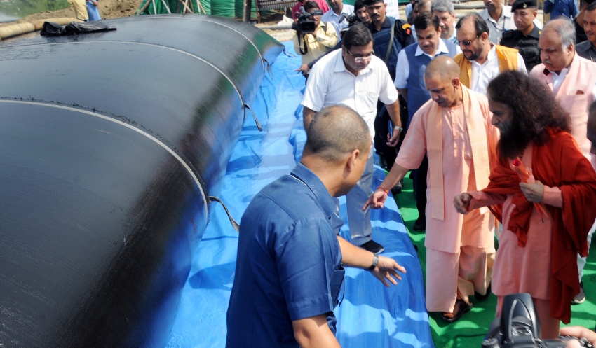 UPCM और केन्द्रीय जल संसाधन मंत्री ने गोमती नदी के तट पर 'सीवेज शोधन संयन्त्र' का निरीक्षण किया