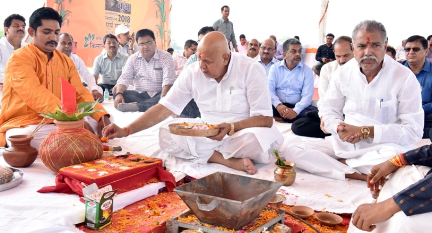 कृषि मंत्री सूर्य प्रताप शाही अक्टूबर में आयोजित ‘कृषि कुम्भ-2018’ के कार्यों का शुभारम्भ भूमि पूजन करते हुए