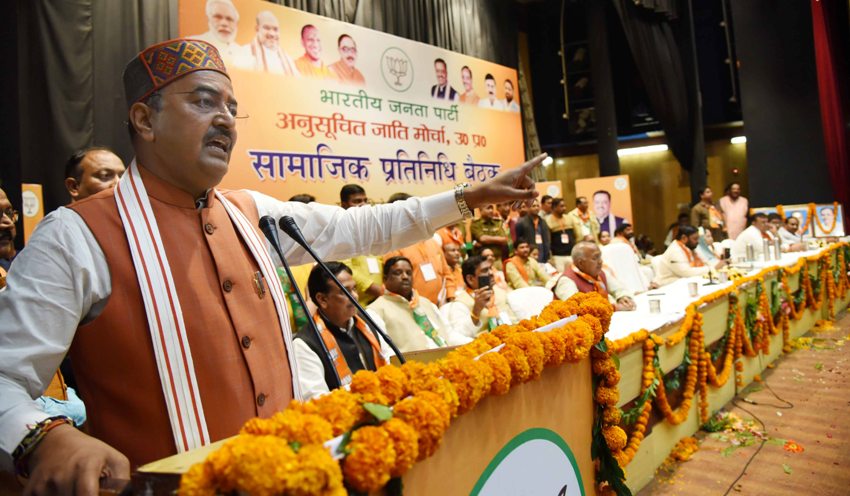 UP_Dy_CM BJP अनुसूचित मोर्चा की सामाजिक प्रतिनिधि बैठक को सम्बोधित करते हुए