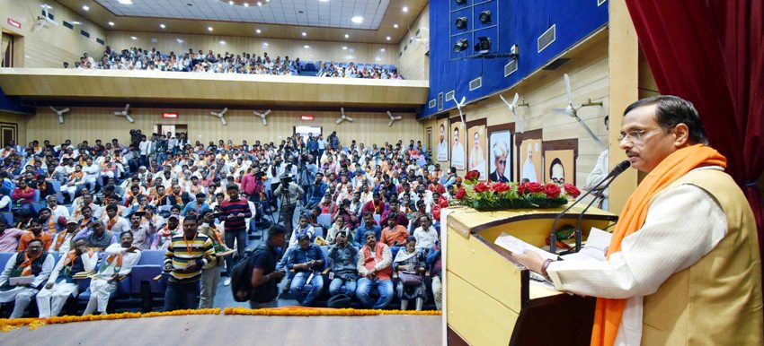 UP_Dy_CM डॉ. दिनेश शर्मा सामाजिक प्रतिनिधि बैठक में प्रतिनिधियों को संबोधित करते हुए