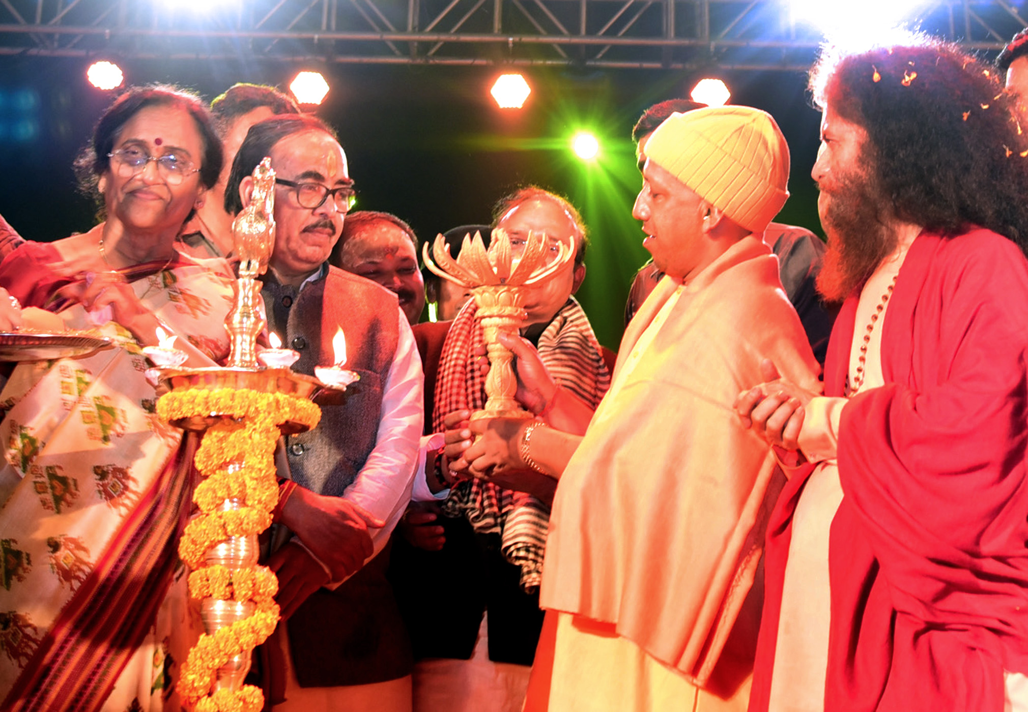 UPCM को पर्यटन मंत्री रीता बहुगुणा स्मृति चिन्ह भेंट करती हुईं