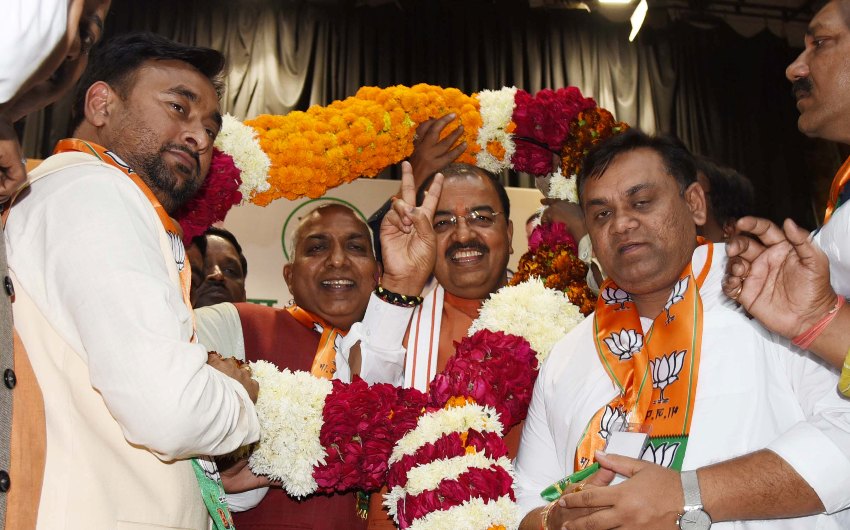 UP_Dy_CM का BJP अनुसूचित मोर्चा की सामाजिक प्रतिनिधि बैठक में स्वागत करते हुए