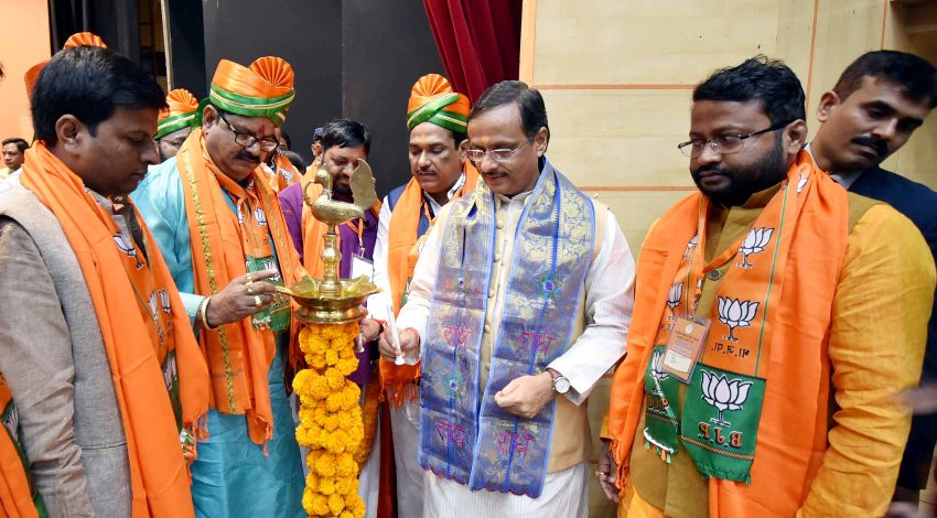 UP_Dy_CM डॉ. दिनेश शर्मा सामाजिक प्रतिनिधि बैठक का दीप प्रज्ज्वलित कर शुभारम्भ करते हुए