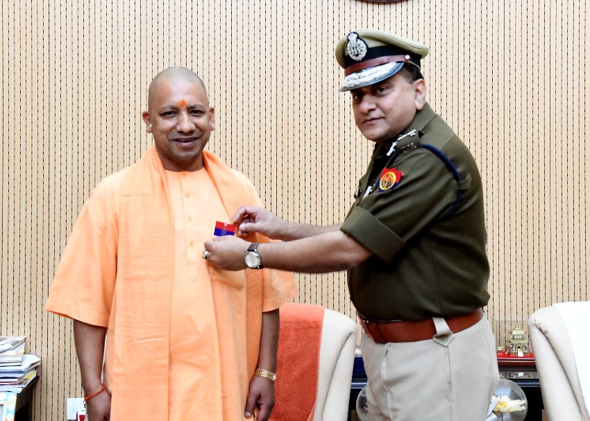 UPCM को उनके सरकारी आवास पर पुलिस झंडा दिवस के अवसर पर DGP O.P. Singh ने पिन फ्लैग लगाते हुए