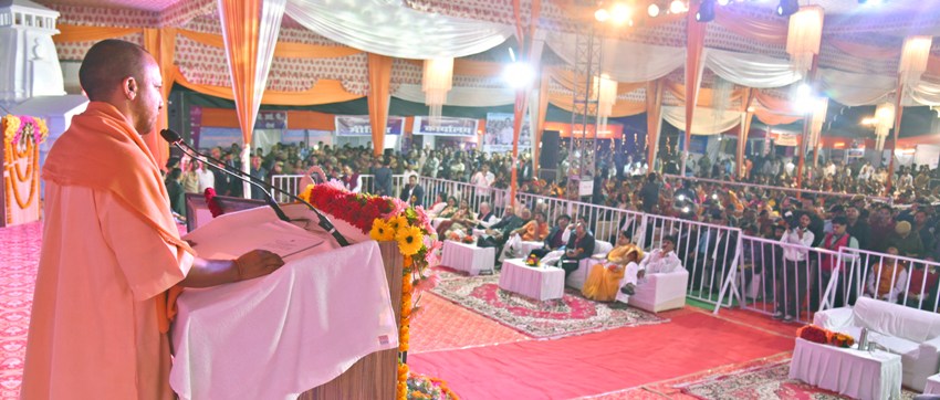 UPCM लखनऊ के गोमती तट पर आयोजित ‘उत्तराखण्ड महोत्सव-2018’ को सम्बोधित करते हुए