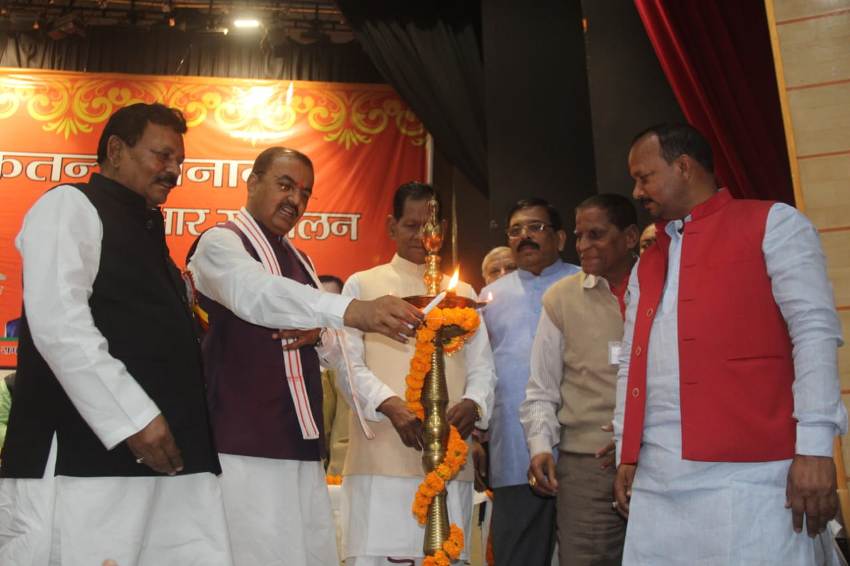 UP_Dy_CM लोकतंत्र सेनानी सम्मेलन कार्यक्रम का दीप प्रज्ज्वलित कर शुभारम्भ करते हुए