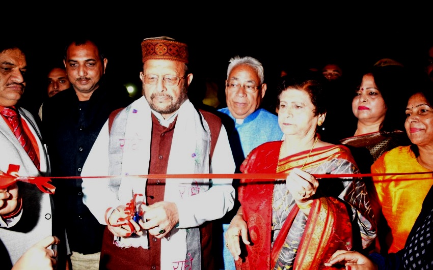 नगर विकास मंत्री और लखनऊ मेयर लखनऊ महोत्सव स्थल पर स्वच्छता के लिए प्रेरणा स्टाल का उद्घाटन करते हुए