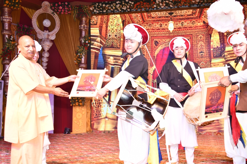 UPCM रामलीला के क्षेत्र में विशिष्ट योगदान देने वाले व्यक्तियों व संस्थाओं को सम्मानित करते हुए