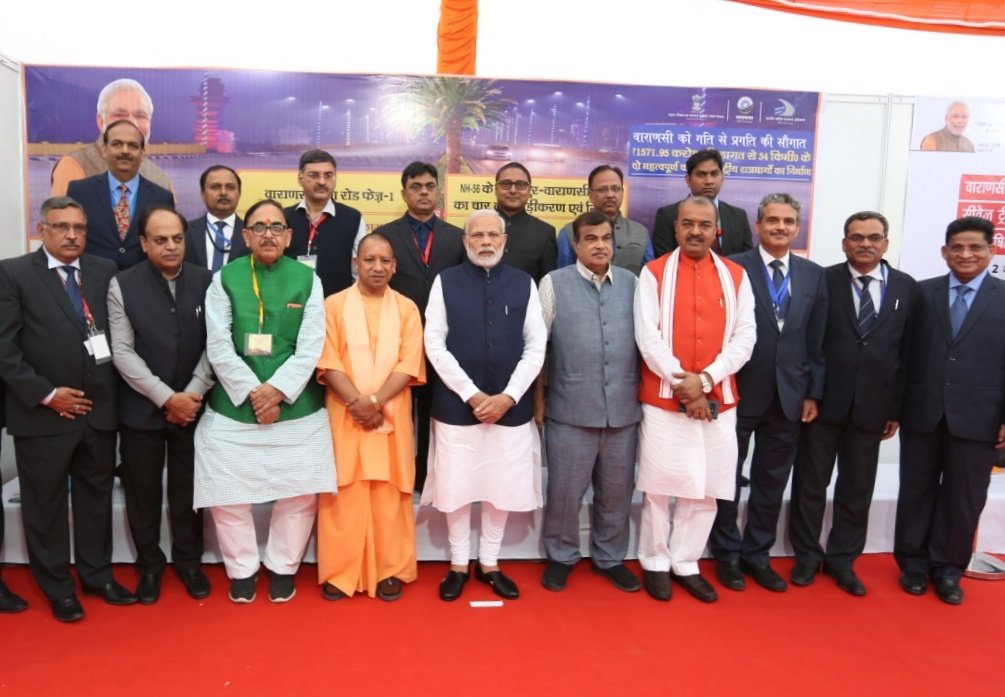 PM मोदी वाराणसी में NH-56 के बाबतपुर-वाराणसी मार्ग सहित अरबों की लागत के अन्य परियोजनाओं का लोकार्पण एवं शिलान्यास के दौरान