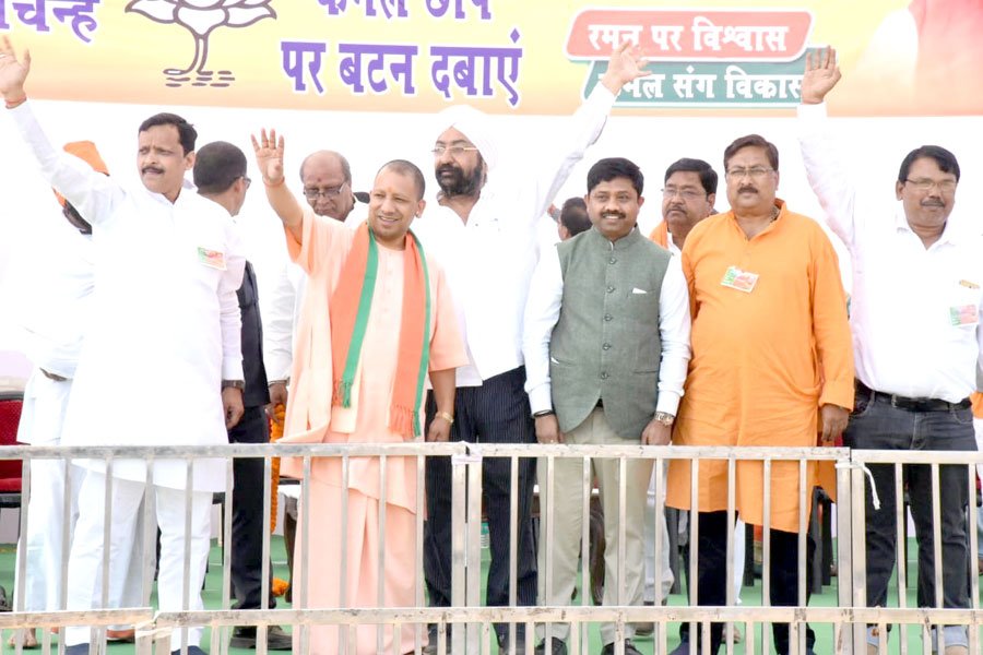 UPCM चक्रधर नगर, रायगढ़, छत्तीसगढ़ में एक सार्वजनिक बैठक में एक विशाल सभा को संबोधित करते हुए