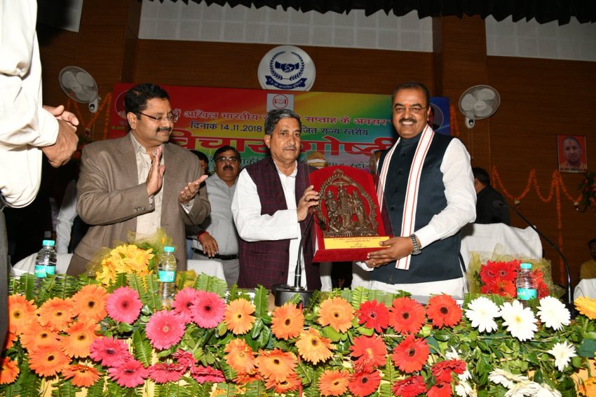 UP_Dy_CM केशव प्रसाद मौर्य को स्मृति भेंट करते हुए