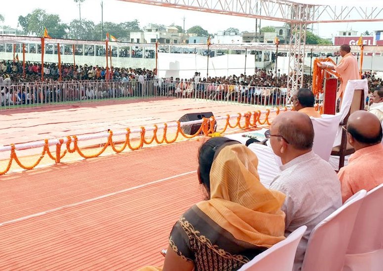 UPCM कुरुड, धामत्तरी, छत्तीसगढ़ में सार्वजनिक बैठक में एक विशाल सभा को संबोधित करते हुए