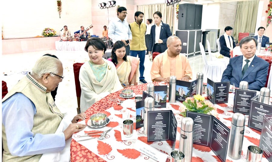 UPCM और दक्षिण कोरिया की प्रथम महिला किम जोंग-सूक रात्रिभोज के दौरान