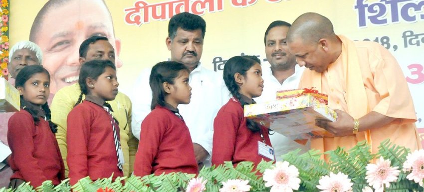 UPCM दीपावली पर गोरखपुर के वनटांगिया गांव में स्कूली बच्चों को ड्रेस एवं स्वेटर वितरित करते हुए