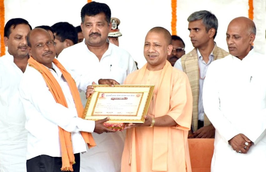 UPCM दीपावली पर गोरखपुर के वनटांगिया गांव में लाभार्थियों को स्वीकृति-पत्र वितरित करते हुए