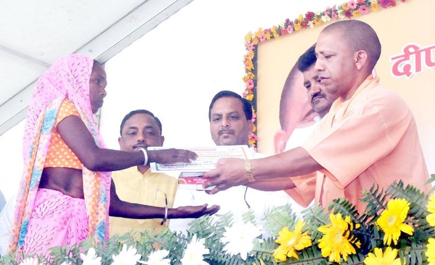 UPCM दीपावली पर गोरखपुर के वनटांगिया गांव में लाभार्थियों को स्वीकृति-पत्र वितरित करते हुए