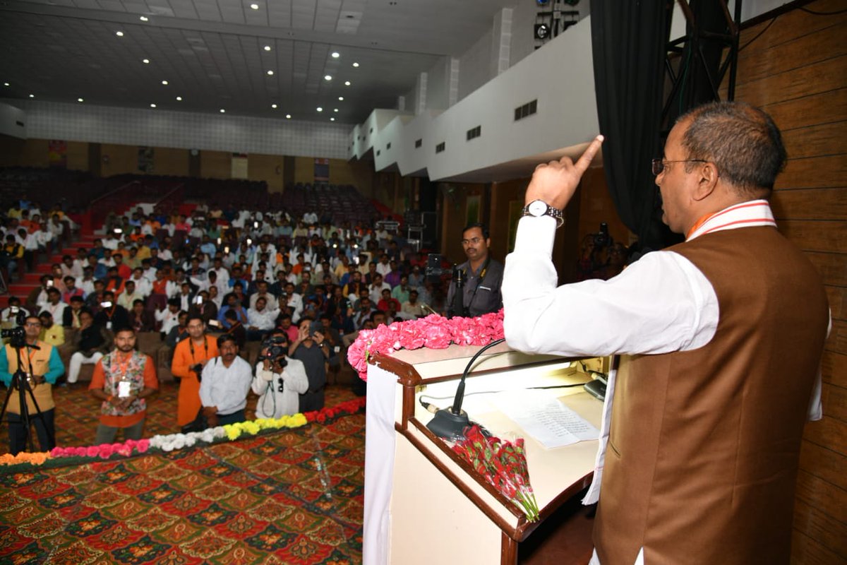 UP_Dy_CM कानपुर के कैलाश भवन में युवा आईटी कार्यकर्ताओं को सम्बोधित करते हुए