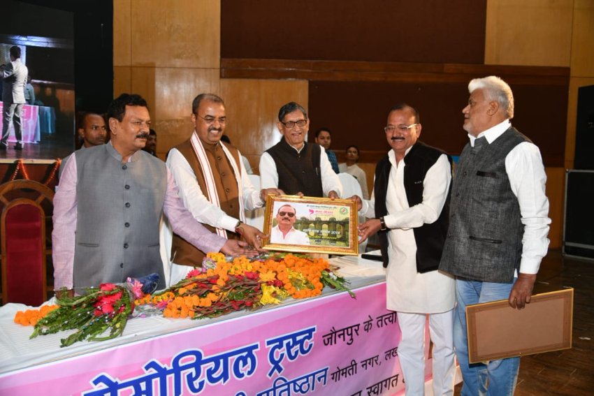 UP_Dy_CM केशव प्रसाद मौर्य का इन्दिरा गान्धी प्रतिष्ठान में स्वागत करते हुए