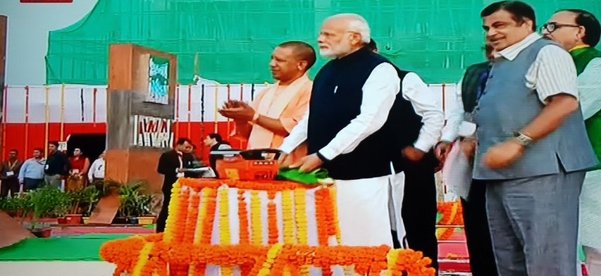 PM मोदी वाराणसी में परियोजनाओं का लोकार्पण एवं शिलान्यास करते हुए