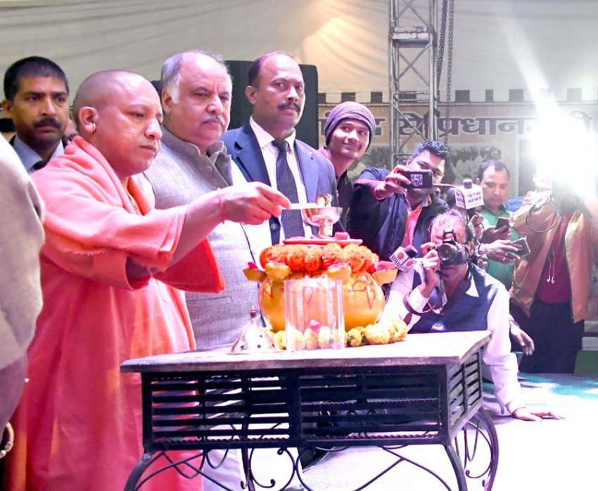UPCM ने दीप प्रज्जवलित कर लखनऊ महोत्सव 2018 का शुभारंभ करते हुए