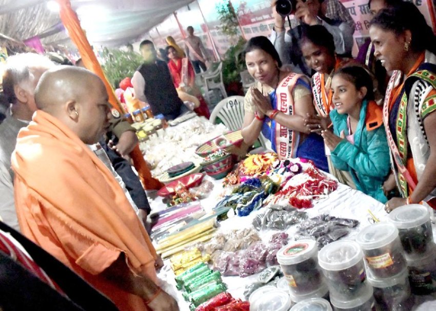 UPCM लखनऊ महोत्सव मेले में लगी प्रदर्शनी का अवलोकन करते हुए