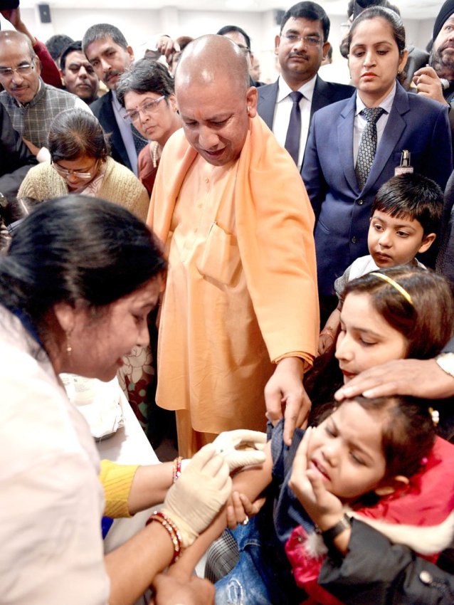 UPCM 'मीजिल्‍स रूबेला टीकाकरण' अभियान टीकाकरण करवाते हुएUPCM 'मीजिल्‍स रूबेला टीकाकरण' अभियान टीकाकरण करवाते हुए