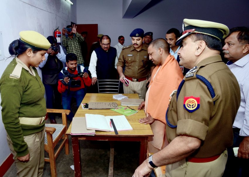 UPCM लखनऊ के पुलिस लाइन का निरीक्षण करते हुए