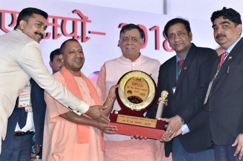 UPCM का कानपुर में आयोजित 'उत्तर प्रदेश डिफेन्स एक्सपो-2018' के समापन समारोह में स्वागत करते हुए