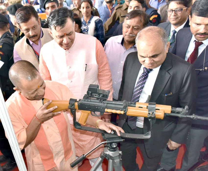 UPCM यू.पी, डिफेंस एक्सपो-2018 में रक्षा उत्पादों से सम्बन्धित प्रदर्शनी के विभिन्न स्टालों का निरीक्षण करते हुए