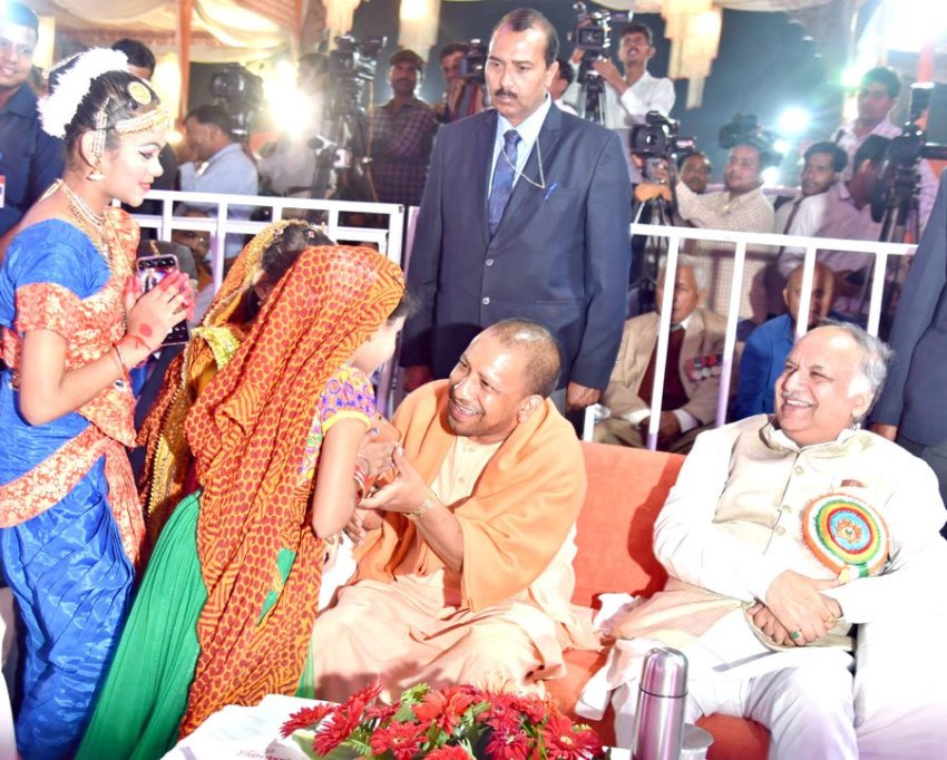 UPCM ‘उत्तराखण्ड महोत्सव-2018’ में प्रतिभाग किये बच्चों से बात करते हुए