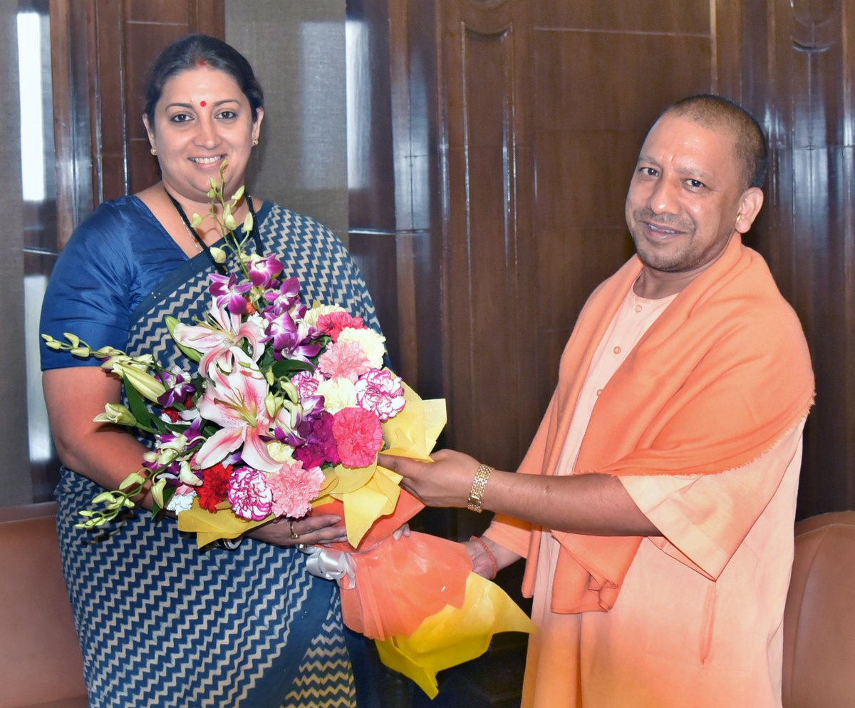 UPCM से लोकभवन में केंद्रीय मंत्री स्मृति ईरानी मुलाकात करती हुईं