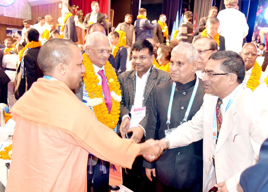 UPCM कानपुर रोड स्थित CMS द्वारा आयोजित 19वें अन्तर्राष्ट्रीय मुख्य न्यायाधीश सम्मेलन में न्यायाधीशों से मुलाकात करते हुए