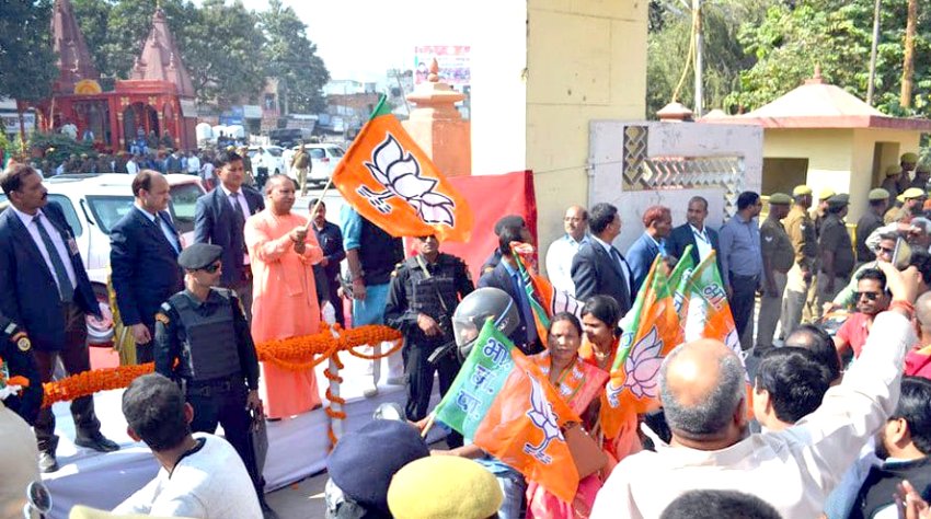 UPCM वाराणसी में 'कमल संन्देश' बाइक रैली को रवाना करते हुए
