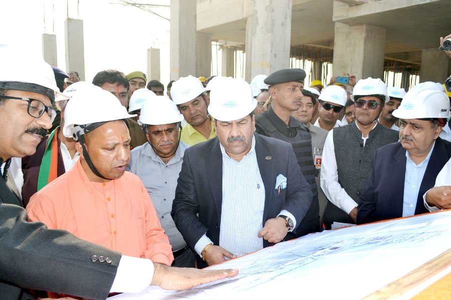 UPCM गोरखपुर में पिपराइच चीनी मिल का निरीक्षण और कार्यों की प्रगति को देखते हुए