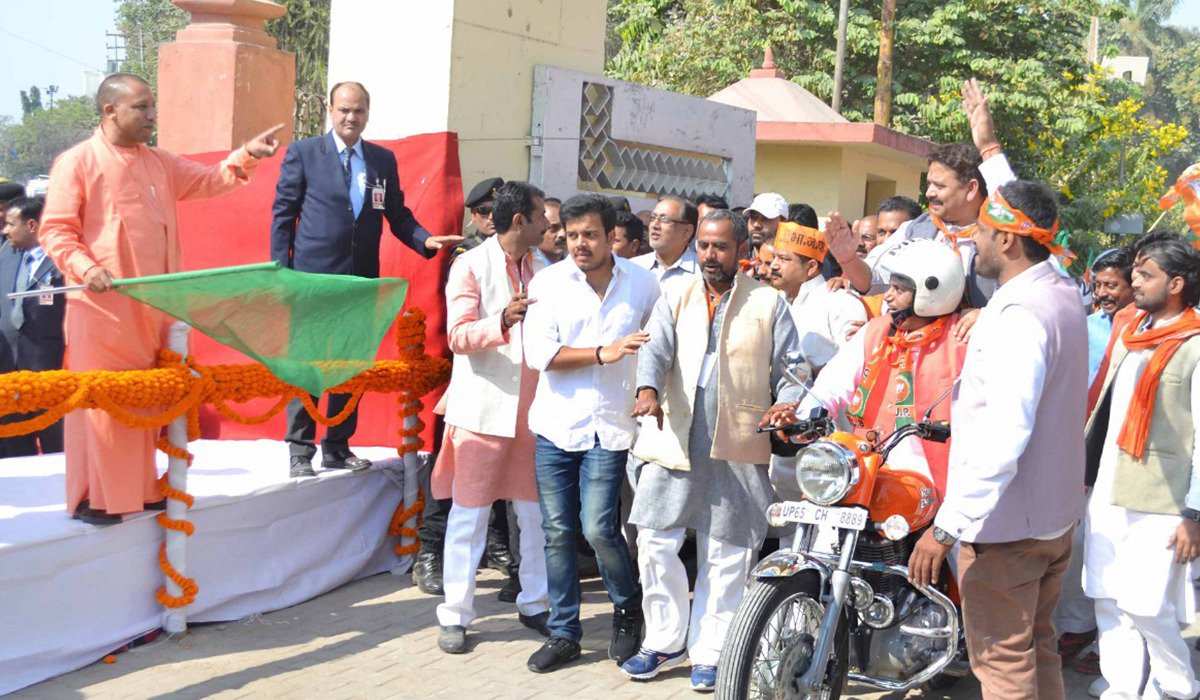 UPCM वाराणसी में 'कमल संन्देश' बाइक रैली को हरी झण्डी दिखाकर रवाना करते हुए